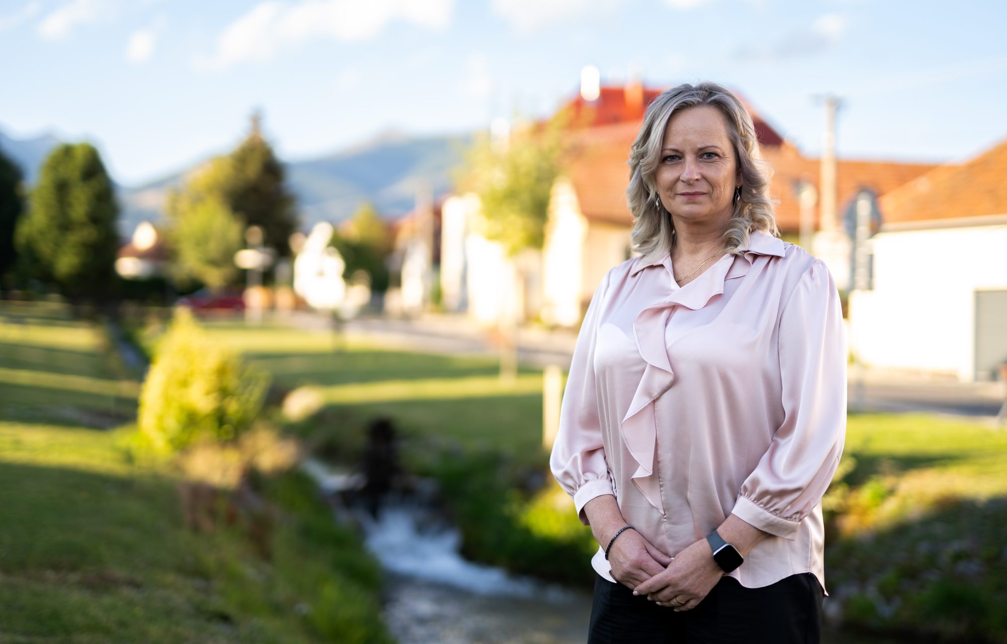Dušana Ilavská v centre Pribyliny pri dedinskom potoku